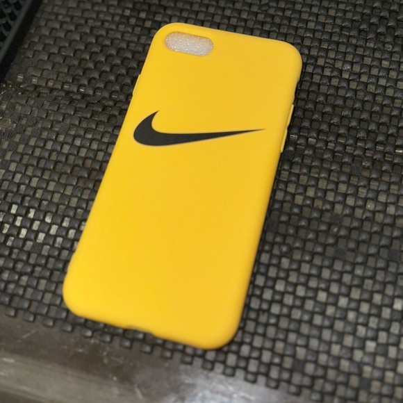 iPhone SE Case Yellow ⭐️⭐️⭐️⭐️⭐️ - Picture 5 of 7